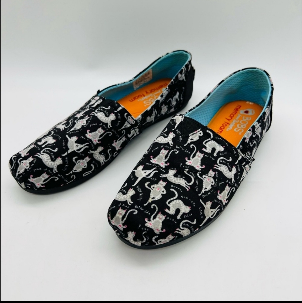 BOB’S WOMENS BLACK & GRAY FLATS WITH A KITTY PATTERN SIZE 7